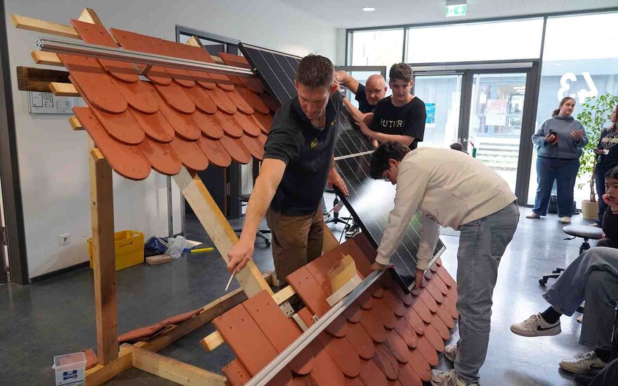 Prof. Dr. Kilian Hartman mit Jugendlichen beim Technik-trifft-Umwelt-Camp 