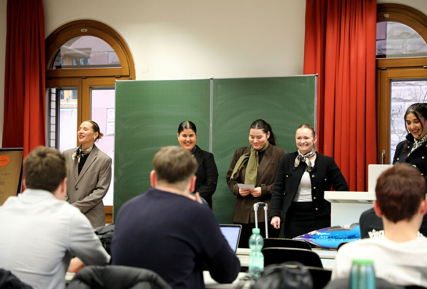 Einige Studierende präsentieren ihre Idee vor ihren Komilitonen beim MKD Pitch-Event