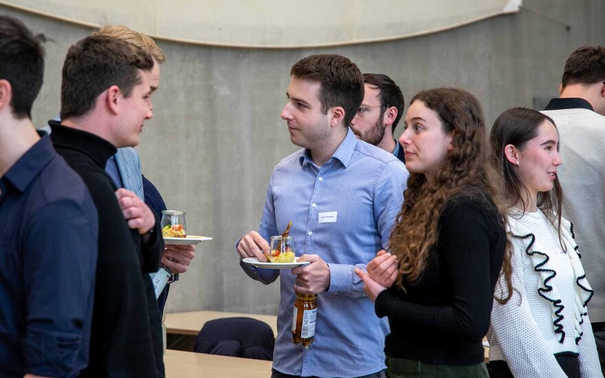 Mehrere personen bei der Vergabe der Deutschlandstipendien im Sommersemester 2024.