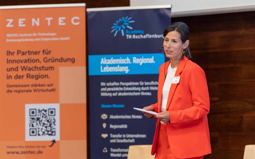 Katrin Pfoh vor Zentec- und TH-Academy-Roll-up bei ihrer Rede