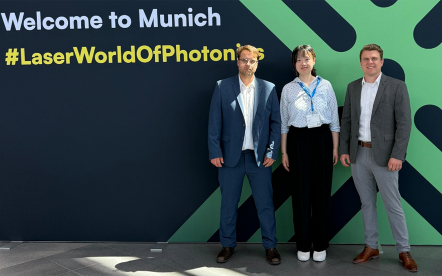 Dominik Mücke, Yonting Yang und David Sommer  (v.l.n.r.) auf der Lasers in Manufacturing-Konferenz in München