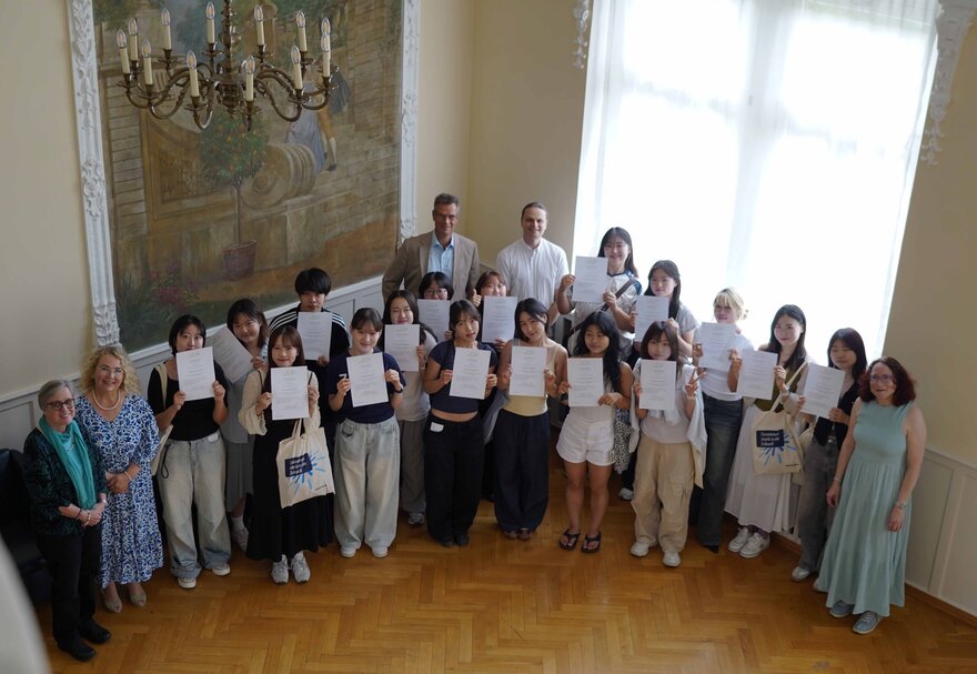 Teilnehmende beim Deutschintensivkurs 2025 mit ihren Zertifikaten