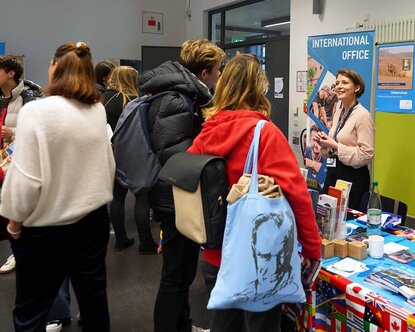Studierende lassen sich am Stand des International Office beraten