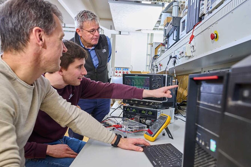 Der Laborleiter und zwei Mitarbeiter des Labors für Elektrische Maschinen, Leistungselektronik und Antriebe der TH Aschaffenburg.