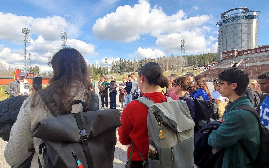 Teilnehmende der "Total Immersion Week" in Schweden bei einem Vortrag des schwedischen Biathleten Henning Sjökvist 