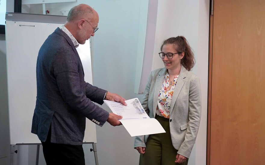 Prof Rolf Bergbauer und Carolin Fischer bei der Preisverleihung vom Dessauer Preis 2025