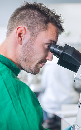 Ein Schüler schaut durch das Mikroskop im BioMems Lab der TH Aschaffenburg.