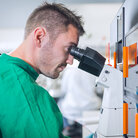 Ein Schüler schaut durch das Mikroskop im BioMems Lab der TH Aschaffenburg.