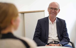 Prof. Dr. Ralph Hirdina im Gespräch mit Studentin Hanna Möllenbrock
