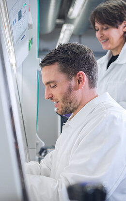 Professorin und Mitarbeiter im BioMems Lab der TH Aschaffenburg.