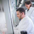 Professorin und Mitarbeiter im BioMems Lab der TH Aschaffenburg.