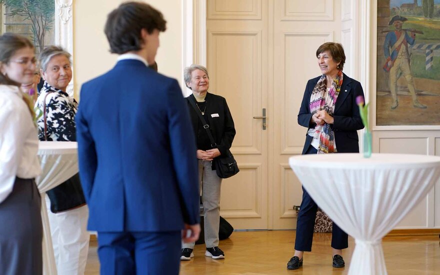 Präsidentin bei ihrer Begrüßungsrede zur Stipendienvergabe im Hocksaal