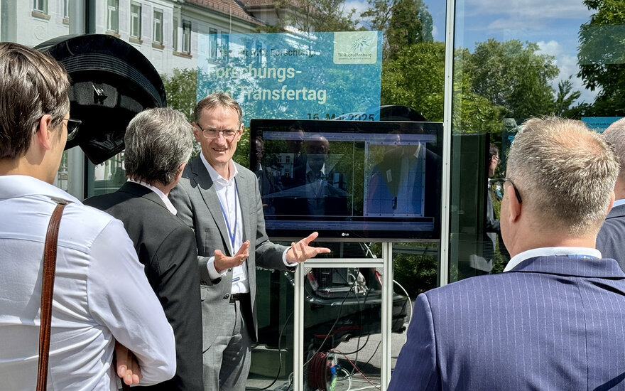 Prof. Dr. Konrad Doll präsentiert Forschungsfahrzeug der TH AB