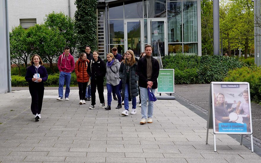 Personen laufen während der Campusführung der TH AB am Studieninfotag über den Campus.