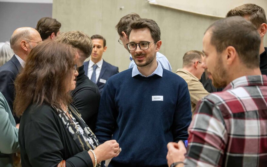 Fördernde im Gespräch mit Stipendiaten