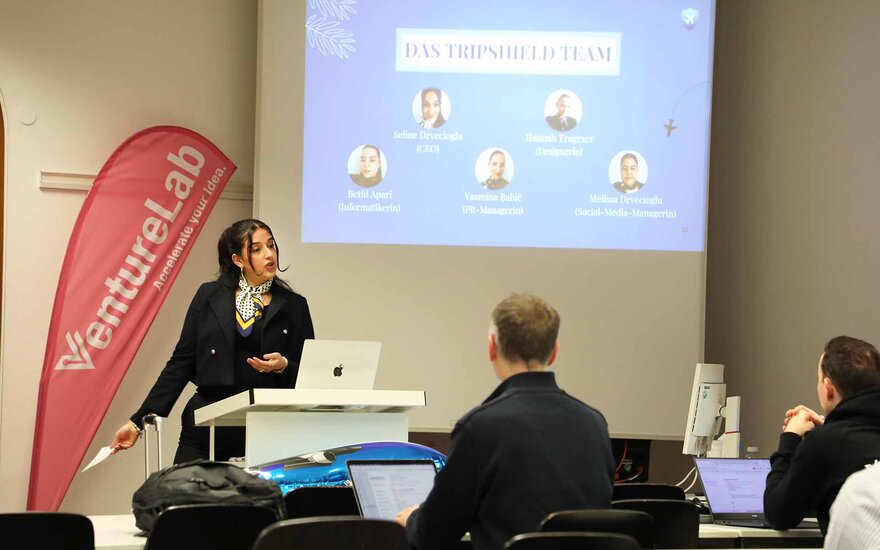 Seline Devecioglu beim Pitch-Event vom VentureLab