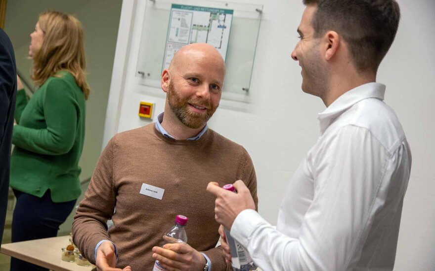 Förderer im Gespräch mit Stipendiat