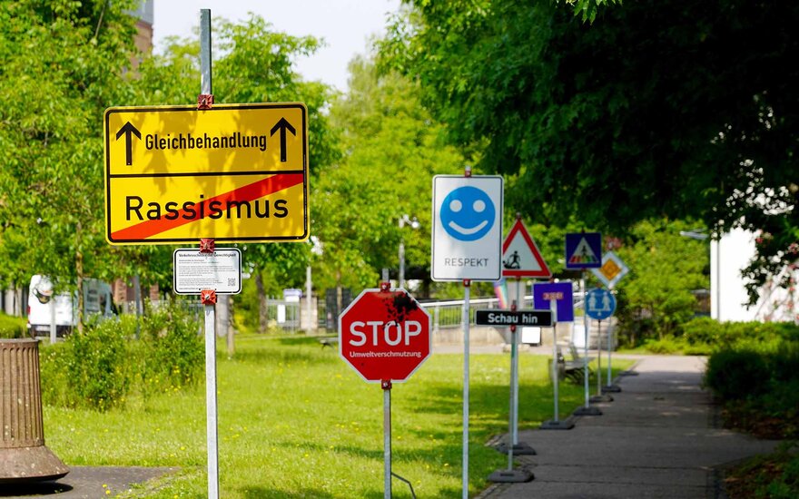 "Verkehrsschilder der Gerechtigkeit" bei den Tagen der Vielfalt an der TH Aschaffenburg