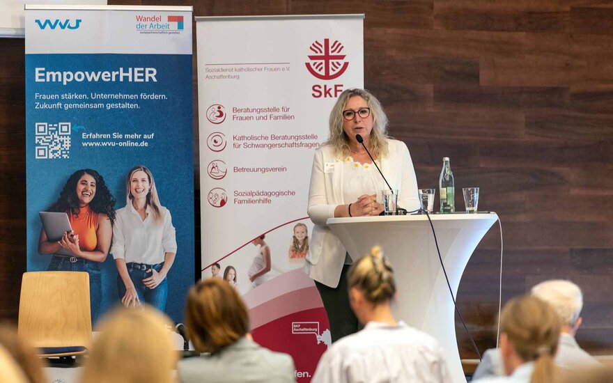 Christine Widmer vor SkF und EmpowerHer-Rollup bei ihrer Rede