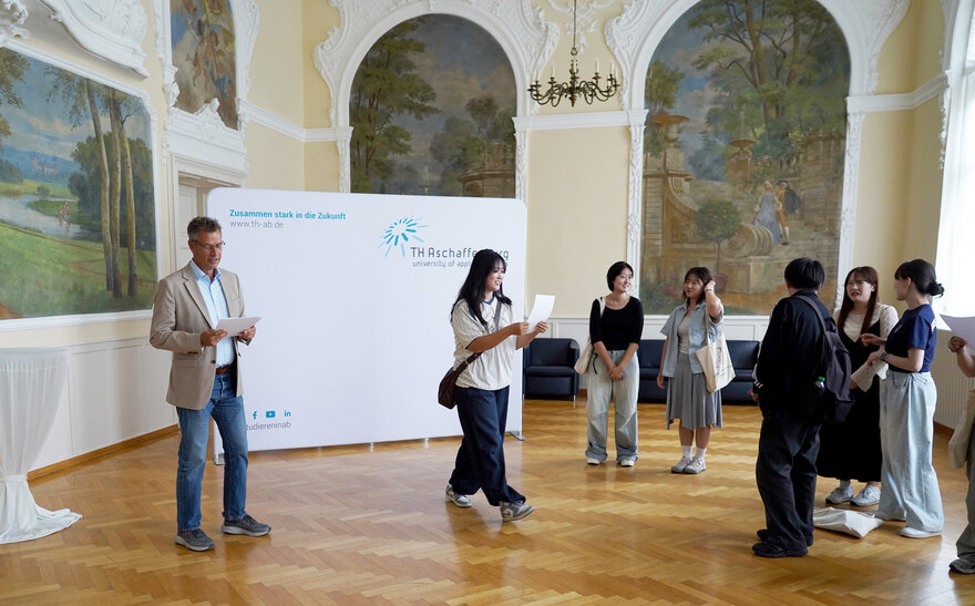 Prof. Dr. Ivo Schäfer überreicht die Zertifikate an die Teilnehmenden des Deutschintensivkurses 2025