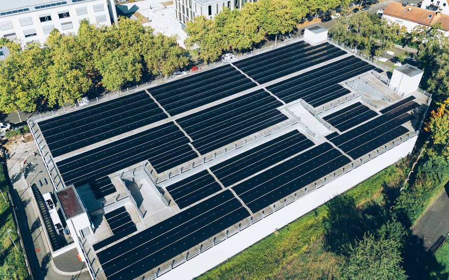 die PV-Anlage auf dem Parkhausdach aus der Vogelperspektive