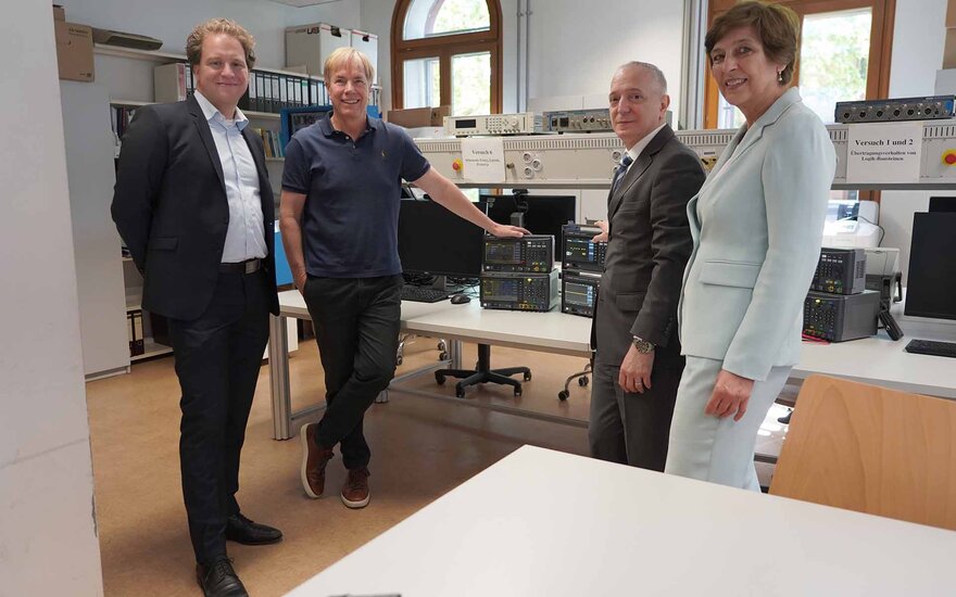 V. l. n. r.: Philipp Noertersheuser, Dr. Doug Baney,  Prof. Dr.-Ing. Francesco Volpe, und Prof. Dr. Eva-Maria Beck-Meuth