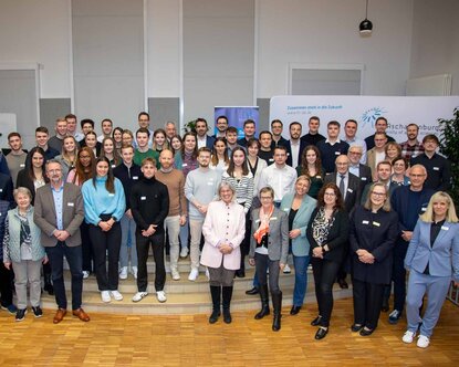 Gruppenbild der Fördernden, Stipendiatinnen und Stipendiaten 2024 in der Aula