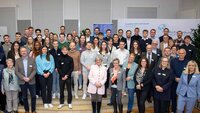 Gruppenbild der Fördernden, Stipendiatinnen und Stipendiaten 2024 in der Aula