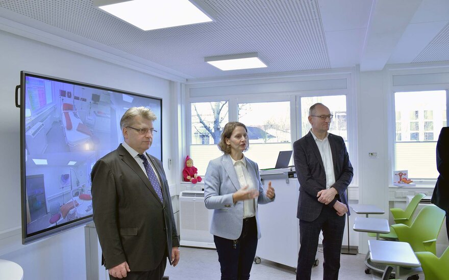 Professorin Stephan zeigt den drei Politikern den Kreißsaal des Skills Labs