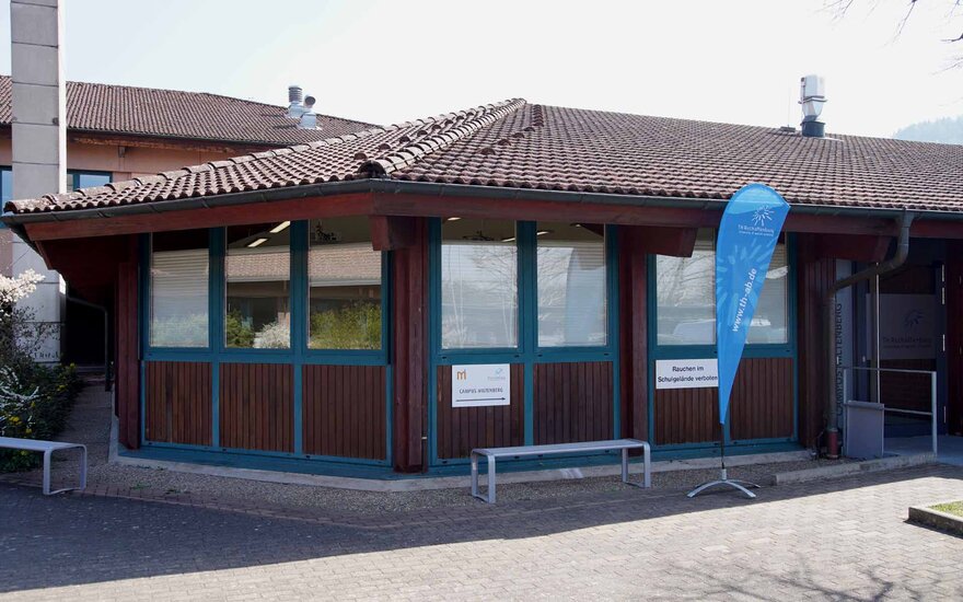 Gebäude des Campus Miltenberg von außen mit blauer TH-Beachflag