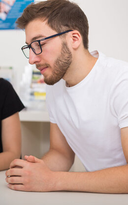 Zwei Studierende im Career Service