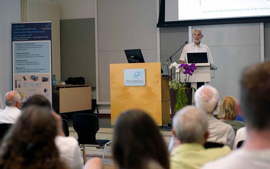 Burkhard Kempf bei seinem Vortrag „Hochleistungslaser und Schwarzbären" 