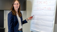 Steuerberaterin und Wirtschaftsprüferin Sabrina Maier vor einem Flipchart