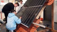 Schüler installieren PV-Module beim Technik-trifft-Umwelt-Camp 