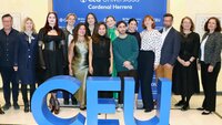 Gruppenfoto mit15 Personen hinter dem Schriftzug CEU vor Banner der Hochschule