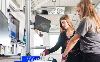 Zwei Studentinnen im Labor für kooperative automatisierte Verkehrssysteme der TH Aschaffenburg.