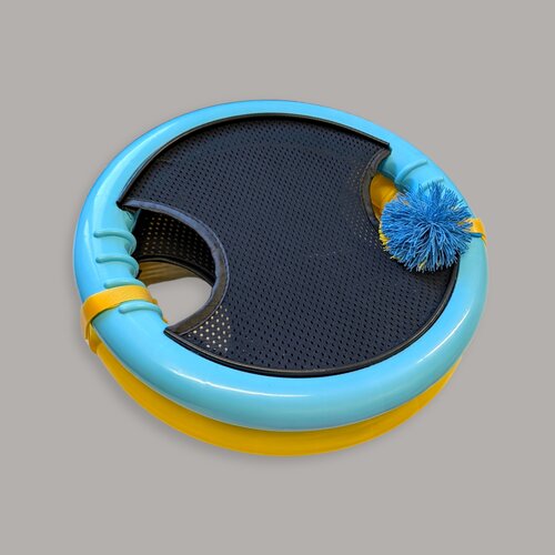 Wuschelball in blau und je ein Handtrampolin in blau und gelb