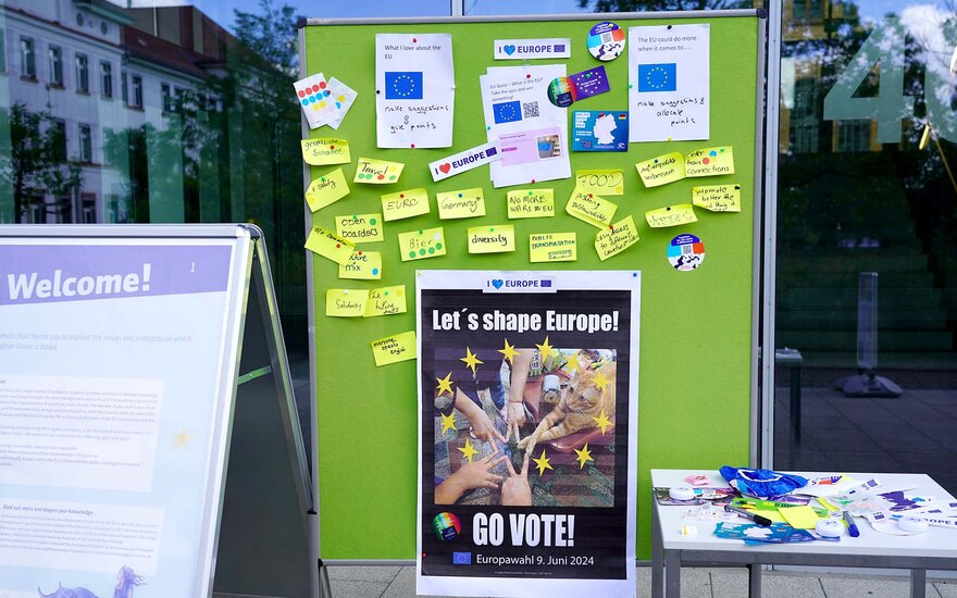 Infotafel bestückt mit Aufrufen für ein gemeinsames Europa.