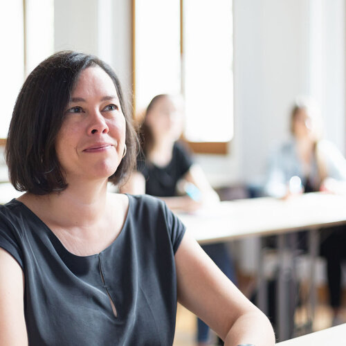 Eine Mitarbeiterin des Information Management Instituts der TH Aschaffenburg bei einem Vortrag.