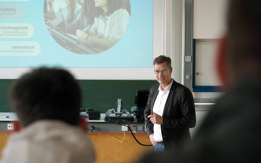 Professor Schäfer spricht im Hörsaal zu den Teilnehmenden des S-Career-Days