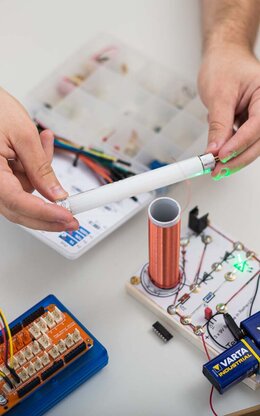 Studierende experimentieren mit elektronischen Schaltungen