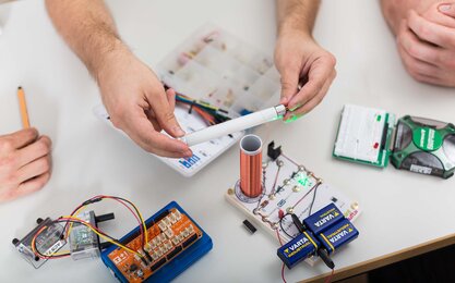 Studierende experimentieren mit elektronischen Schaltungen