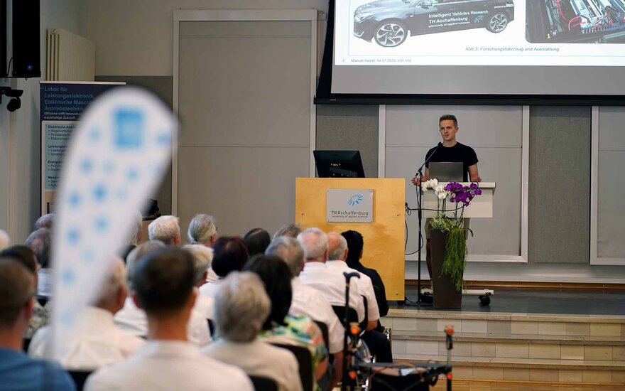 Manuel Hetzel bei seinem Vortrag „Autonomes Fahren – Umfeldwahrnehmung und Fußgängerschutz“