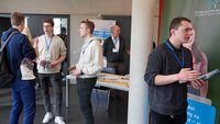 Studierende im Gespräch mit Studieninteressierten