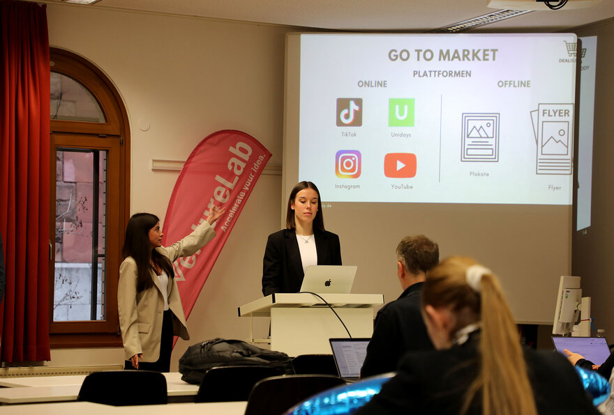 Zwei Studentinnen halten eine Präsentation über ihre Start-Up-Idee 