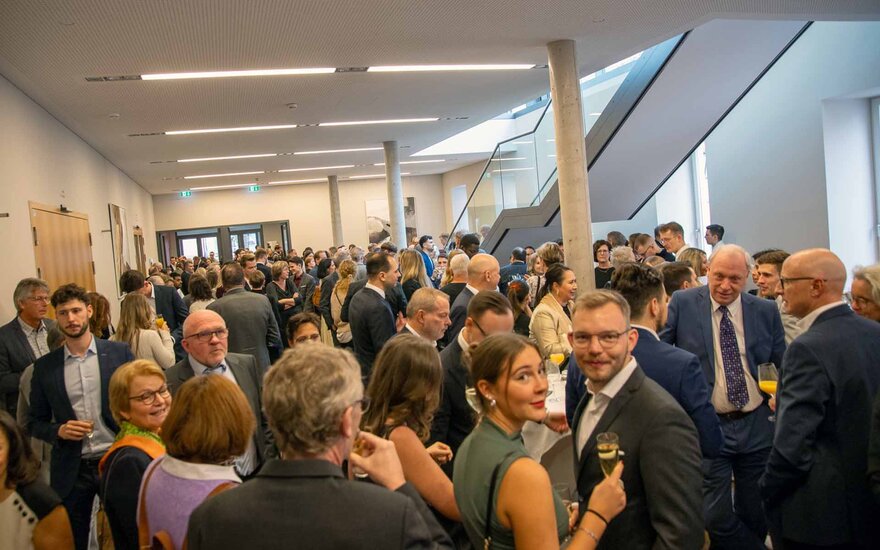 Die Gäste der Akademischen Feier im Foyer des Stadttheaters
