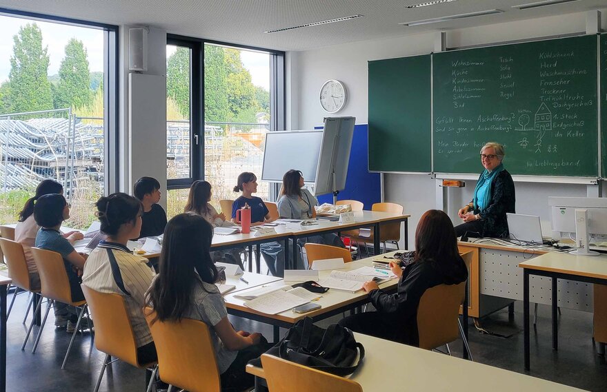 Teilnehmende Deutschintensivkurs im Hörsaal an der TH Aschaffenburg