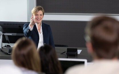 Professorin Verena Rock während einer Vorlesung im Studiengang DIM.