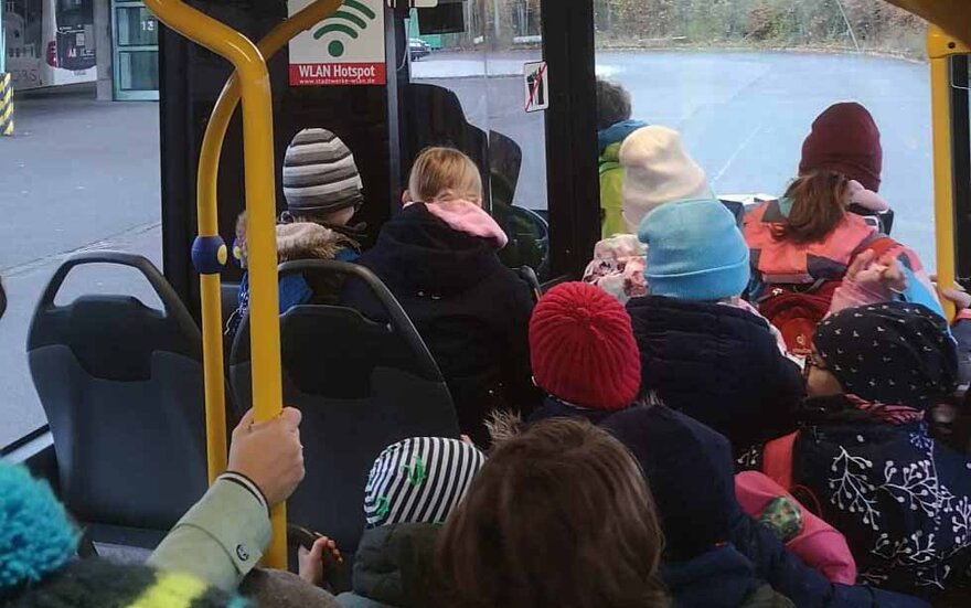 Die Kinder fahren gemeinsam im Bus