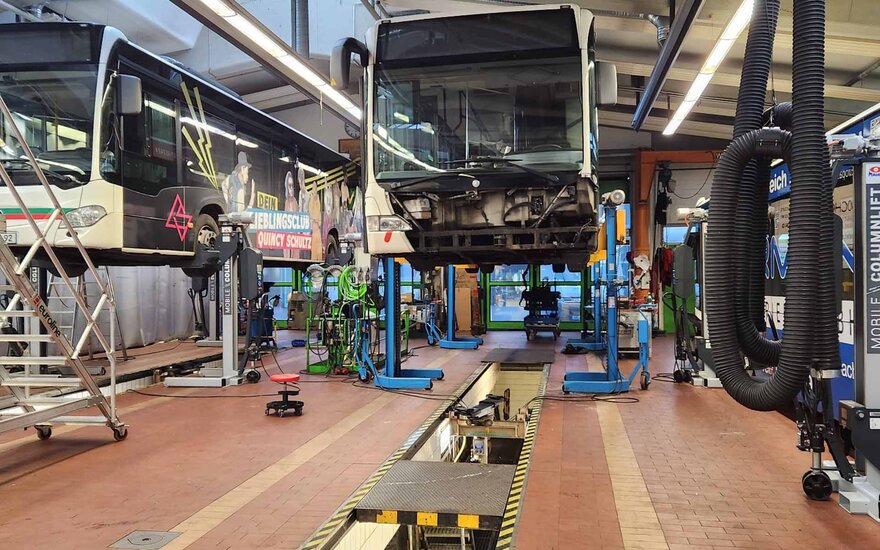 Ein Blick in die große Werkstatthalle der Aschaffenburger Verkehrsbetriebe